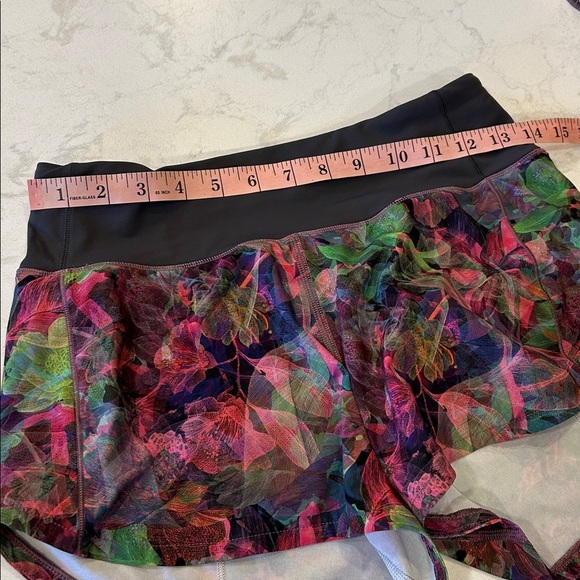 Lululemon Speed Up Low-Rise Lined Short 2.5” in Vivid Floral Multi/Graphite Grey - Picture 16 of 16